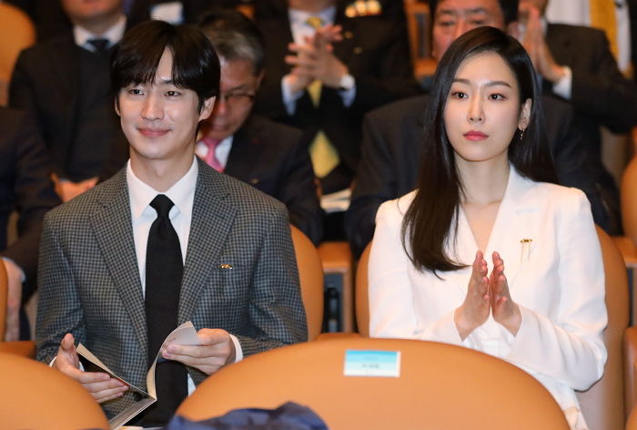 세금 비리 없이 납부해 ‘모범납세자’ 대통령 표창 받으며 뿌듯해하는 이제훈·서현진