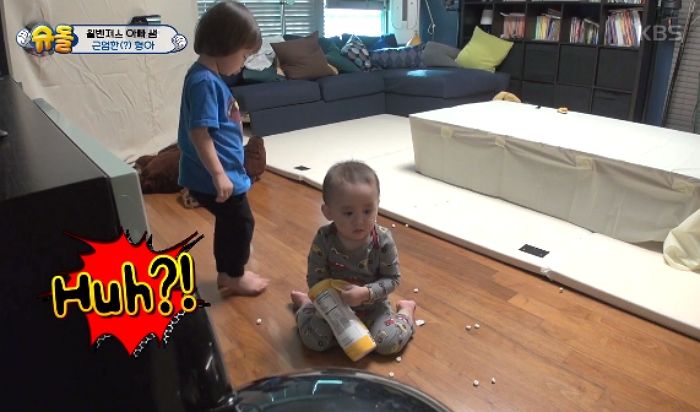 동생 벤틀리가 과자 엎어버리자 ‘목덜미’ 잡고 혼쭐내는 ‘형아’ 윌리엄