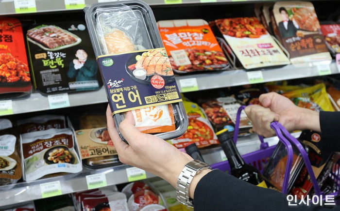 CU, ‘홈술족’ 취향 저격할 매콤·달달 ‘불닭왕교자’ 시리즈 출시