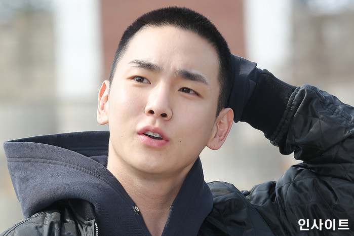 오늘(4일) 군 입대 직전 팬들 앞에서 모자 벗고 인사하는 샤이니 키