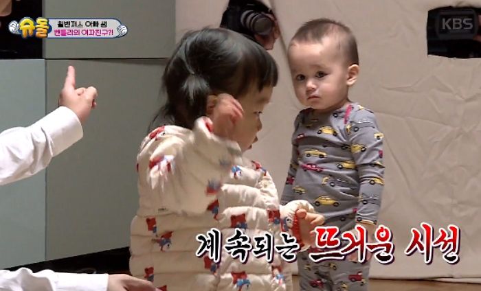 형아한테 발길질 당하면서도 여친한테 눈 못 떼는 벤틀리