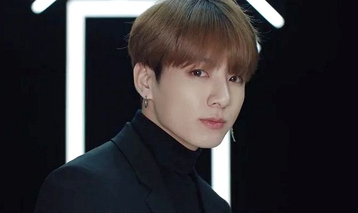 광고 찍으랬더니 본격 ‘얼굴 자랑’하는 방탄 정국의 미친 비주얼