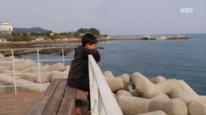 매일 가슴 졸이며 해녀 할머니가 무사히 물밖으로 나오길 기도하는 어린 손자