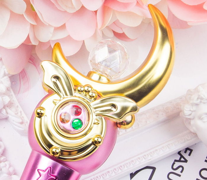 죽어가는 핸드폰 ‘달빛의 힘’으로 뾰로롱 살려줄 것 같은 세일러문 요술봉 보조배터리