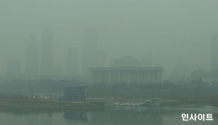 “중국발 스모그까지 몰려왔다” 어제보다 더 나빠져 ‘재난’ 수준이라는 오늘자 미세먼지 농도