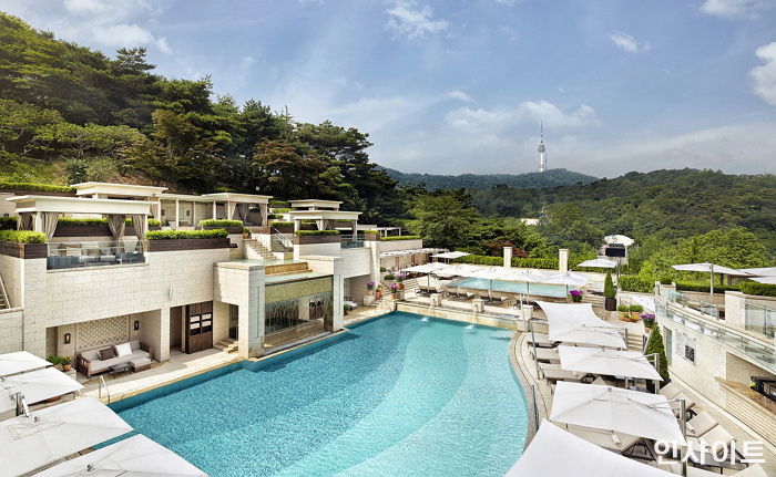 “오는 23일 서울신라호텔 수영장 ‘어번 아일랜드’ 개장한다”