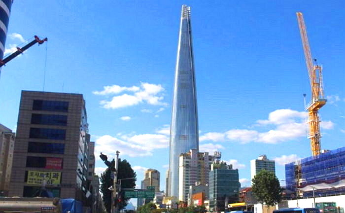 역대 최악의 ‘미세먼지’ 때문에 흔적도 없이 사라진 ‘롯데월드타워’