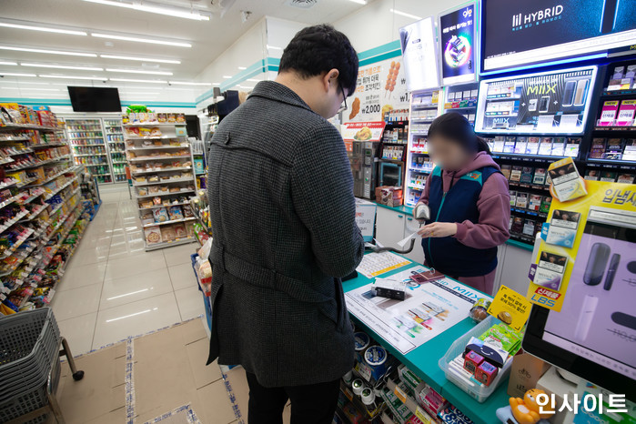 “편의점 손님이 ‘봉투’ 공짜로 달라고 해서 줬다가 신고당했습니다”