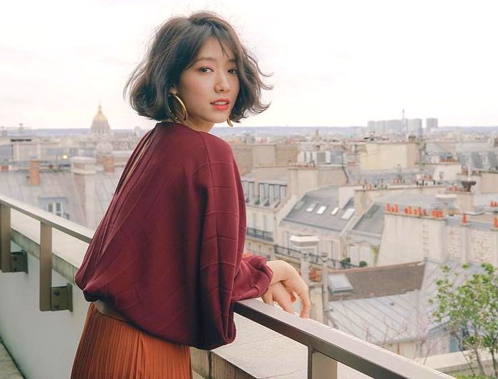 귀티 나는 ‘중단발’ 머리하고 파리서 ‘고급미’ 뽐내는 박신혜