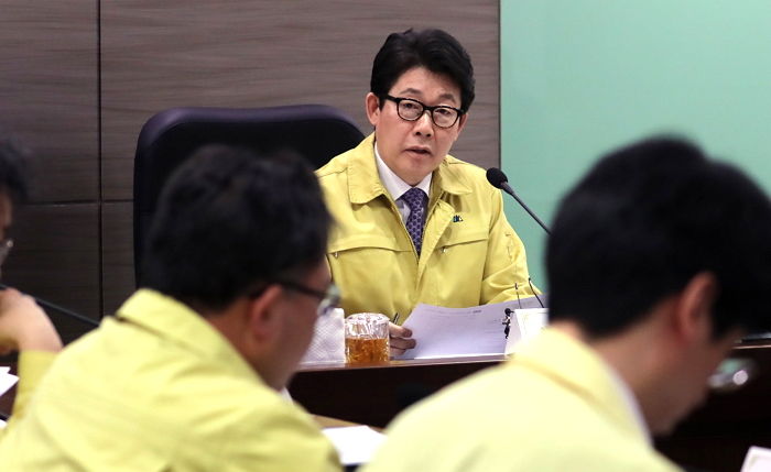 한반도 완전히 뒤덮은 ‘미세먼지’에 환경부 장관이 내놓은 대책