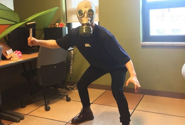 ‘미세먼지 지옥’에서 살아남으려 스위스 방독면 ‘해외직구’한 남성