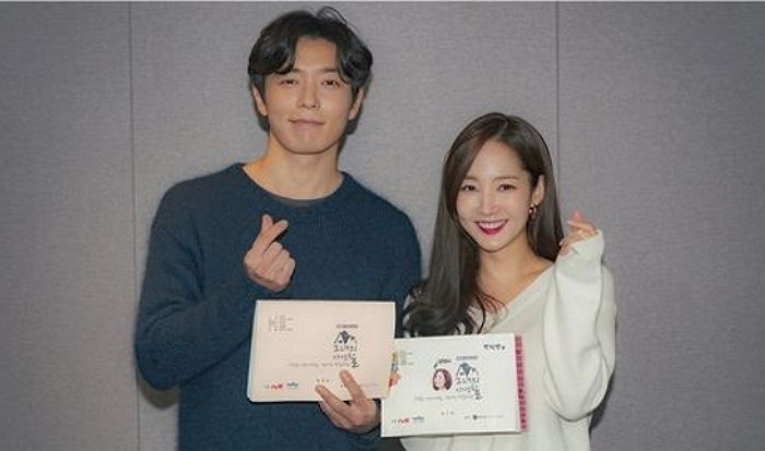 새 ‘로코’ 대본 리딩 현장서 ‘달달 케미’ 뽐낸 김재욱X박민영