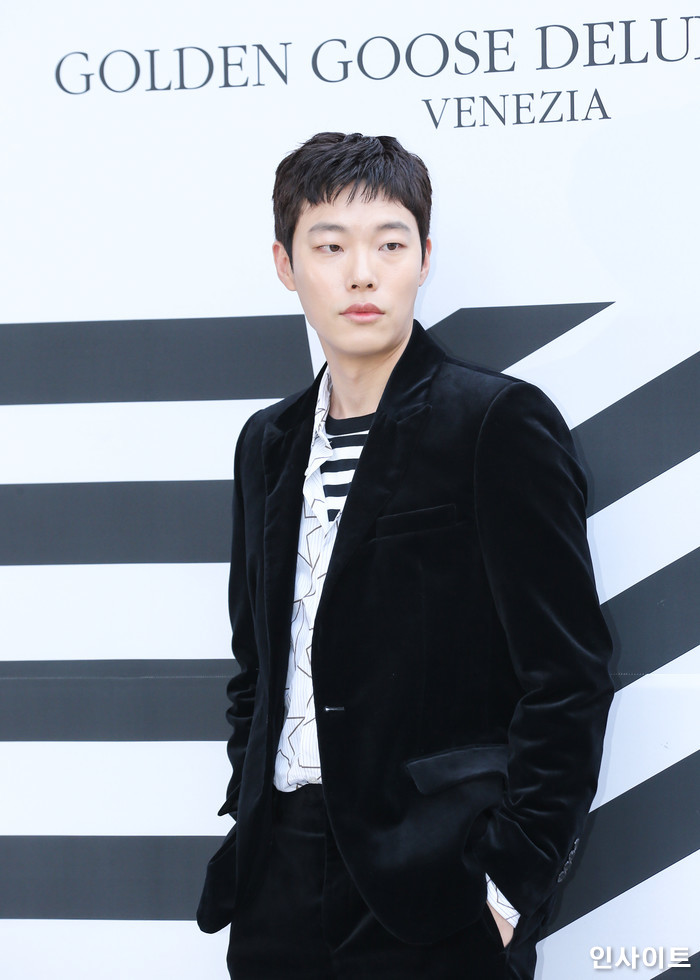 배우 류준열이 3일 오후 서울 신세계백화점 강남점에서 열린 '골든구스 디럭스브랜드 베니스 파운데이션' 팝업스토어 오픈 이벤트에 참석해 포즈를 취하고 있다. / 사진=고대현 기자 daehyun@