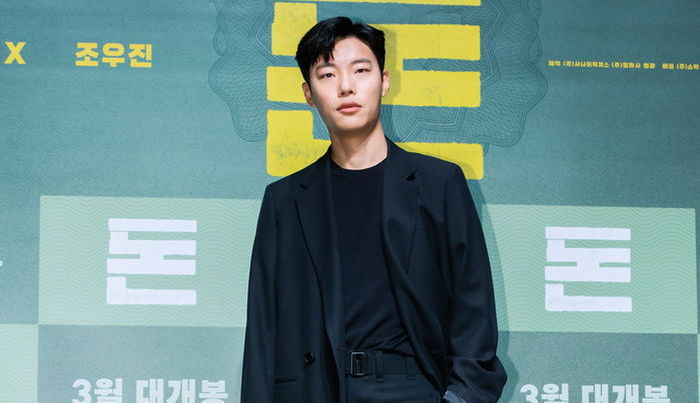 “누구처럼 금방 석방될 것 같았다” 시사회서 이명박 간접 디스한(?) 류준열