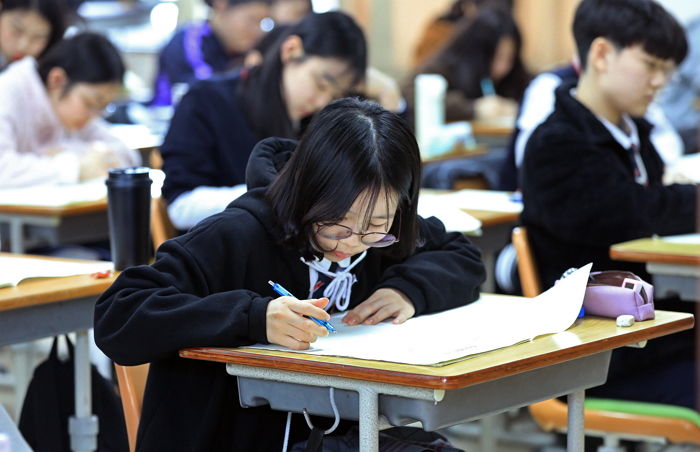 생애 첫 ‘수능 모의고사’ 치른 고1 학생들이 문제 속 QR코드로 전해받은 감동 메시지