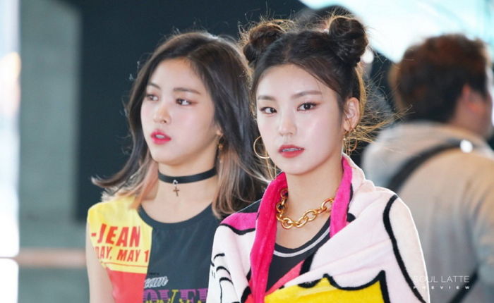 캐릭터 담요 두르고 ‘뿌까 머리’한 ‘ITZY’ 예지의 ‘세젤귀’ 출근길