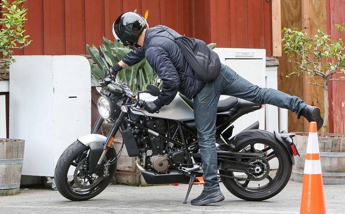 “학대 아니냐” 말 나오는 올랜도 블룸의 강아지 데리고 다니는 법