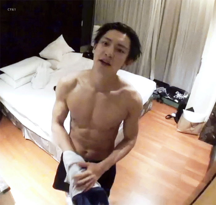 찬열이 리얼리티에서 공개하고 난리 난 ‘복근+역삼각형 어깨’ 피지컬 수준