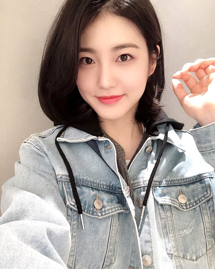 ‘청재킷+단발머리’로 ‘캠퍼스 여신’ 비주얼 뽐낸 신예은