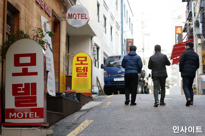 “엄마가 모르는 남자랑 모텔 가는 걸 봤는데 아빠한테 말해야 할까요?”