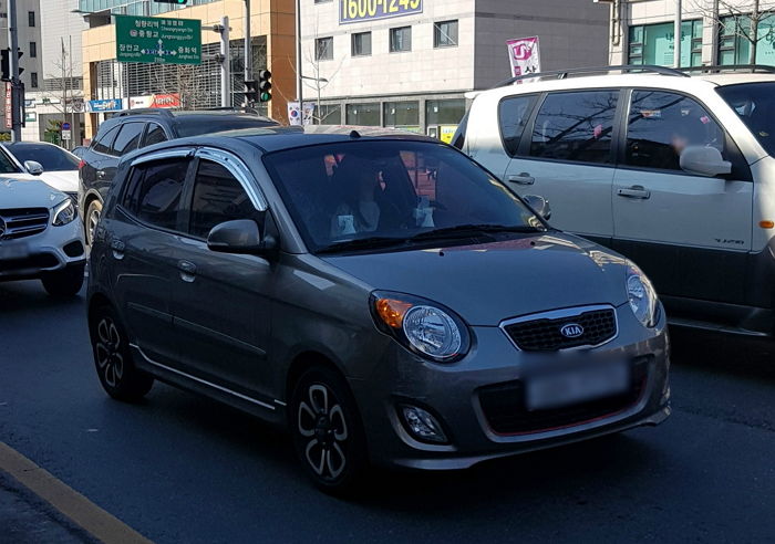 “신호 무시하고 달려 저 칠 뻔한 운전자가 사과 대신 ‘뻐큐’를 날렸습니다”