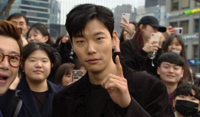 ‘축구광’ 류준열 “절친 손흥민에게 ‘축구’ 관두라는 말 들었다”