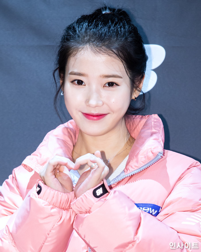 가수 아이유(IU)가 2일 오후 서울 마포구 서교동 뉴발란스 홍대 플래그십 스토어에서 열린 글로벌 스포츠 브랜드 ‘뉴발란스(NEW BALANCE)’ 팬밋업 행사에 참석해 포즈를 취하고 있다. / 사진=고대현 기자 daehyun@