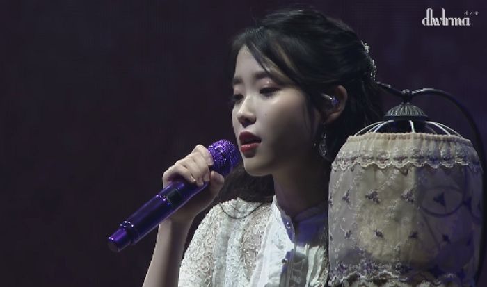 새벽에 들으면 나도 모르게 눈물 쏟게 되는 아이유 ‘잊어야 한다는 마음으로’ 무대