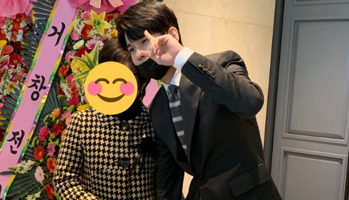 사촌 결혼식 참석해 하객들 요청에 ‘셀카’ 다 찍어주고 간 ‘쏘스윗’ 옹성우