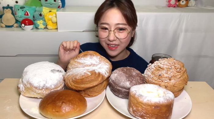 달달한 디저트만 전문적으로 ‘폭풍 먹방’해 다이어트하는 시청자 대리만족해주는 BJ