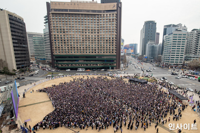 방탄소년단 없이도 서울광장 ‘꽉’ 채운 실시간 아미 상황