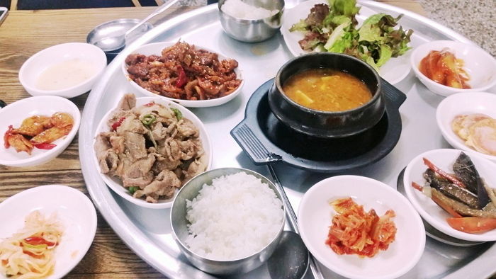 먼 곳에서도 찾아와주는 손님들에게 백반집 사장님이 써붙인 ‘편지 한 통’