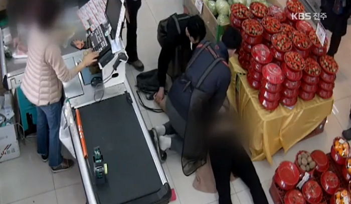 손님이 의식 잃고 쓰러지자마자 달려와 ‘심폐소생술’로 구해낸 마트 직원