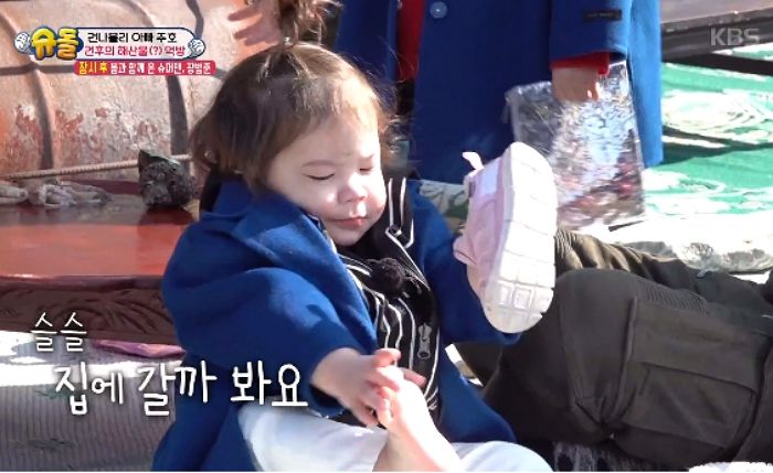 신발 거꾸로 들고 ‘통통한 발’ 안 들어가자 ‘낑낑’거리는 건후