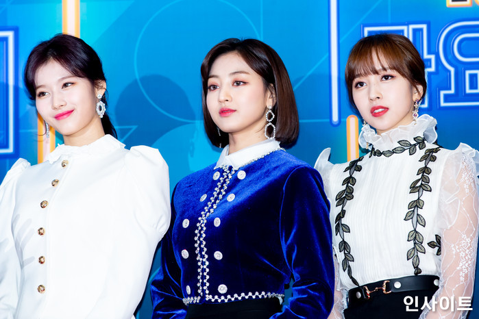 트와이스 사나 지효 미나가 28일 오후 서울 여의도 KBS홀에서 열린 '2018 KBS 가요대축제' 시상식에 참석해 레드카펫을 밟고 있다. / 사진=고대현 기자 daehyun@