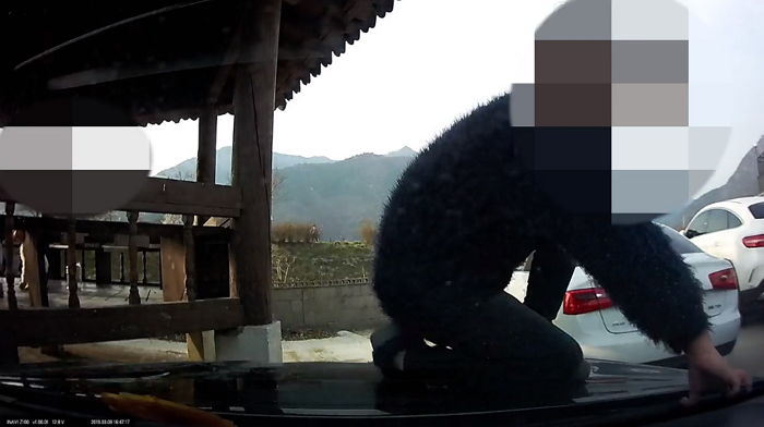 “어떤 꼬마가 제 차 보닛 위에 올라가서 5분 동안 뛰어놀았습니다”