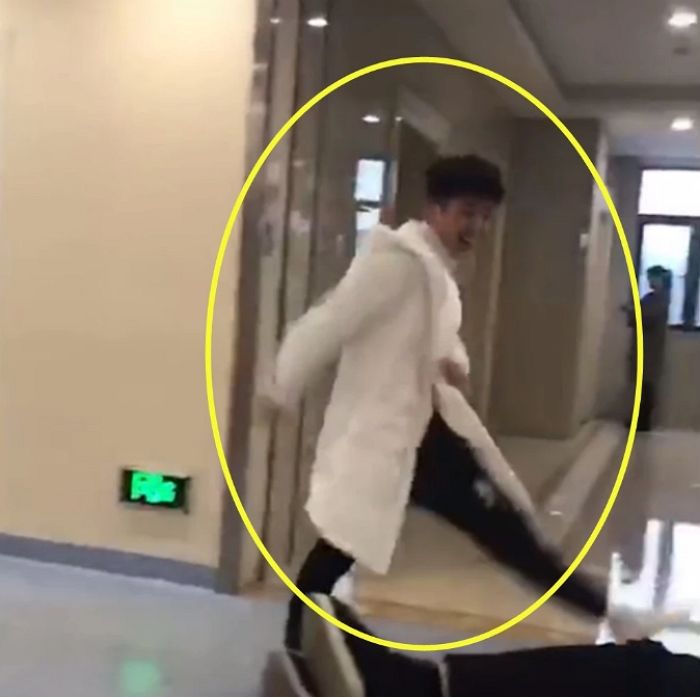 아내가 ‘딸 낳았다’는 말에 너무 기뻐 병원 복도 방방 뛰어다닌 ‘귀요미’ 남편