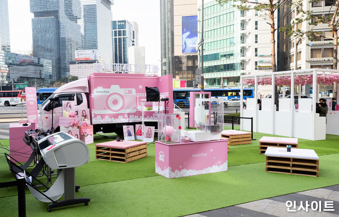 ‘수지+한선화+설리’ 닮은꼴 이은재가 함께한 이니스프리 ‘벚꽃톤업카’ 이벤트