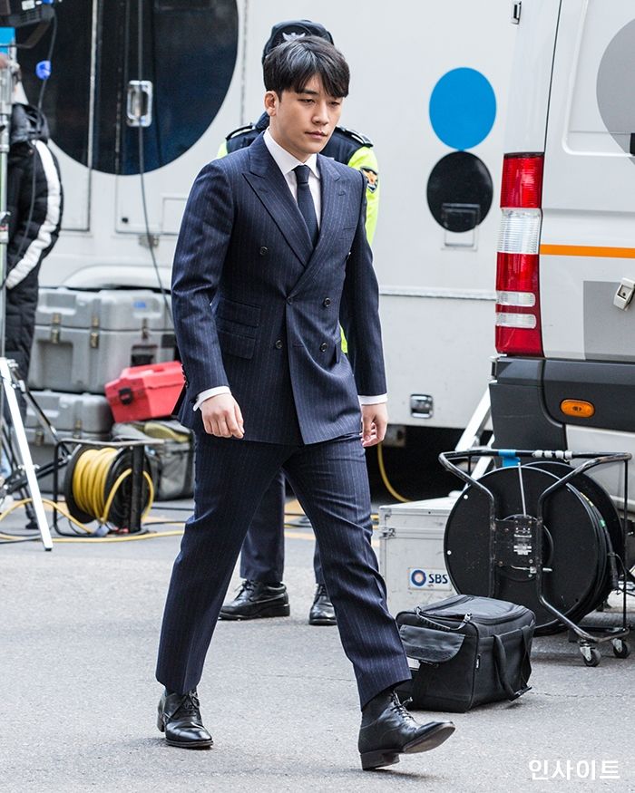 착잡한 표정으로 경찰청 출석한 ‘성접대 의혹’ 승리