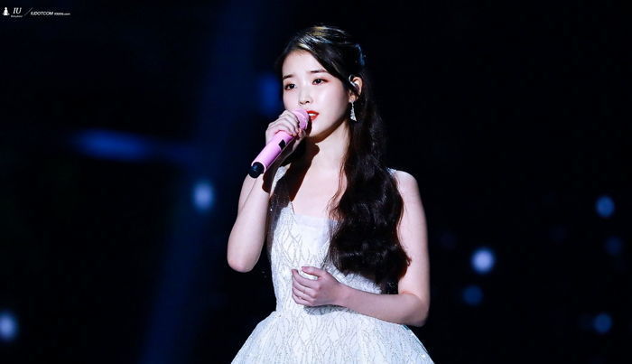 그리운 사람 떠올라 눈물 쏟게 만드는 아이유 미발표곡 ‘정거장’ 무대