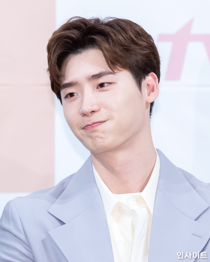 배우 이종석이 21일 오후 서울 강남구 논현동 임피리얼팰리스 호텔서 열린 tvN 주말드라마 '로맨스는 별책부록' 제작발표회에 참석해 포즈를 취하고 있다. / 사진=고대현 기자 daehyun@