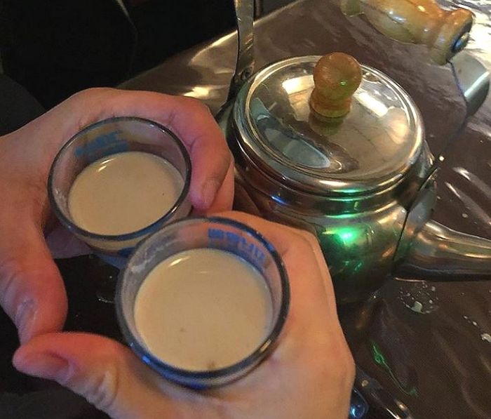 썸녀랑 봄나들이 가서 마시면 바로 커플 되는 ‘달달+고소’ 미숫가루 소주
