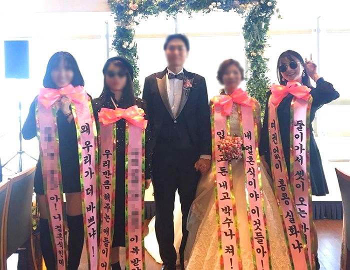 “꽃 대신 내가 왔어”···절친 결혼식 ‘필수템’(?)으로 떠오른 ‘초신박’ 인간 화환