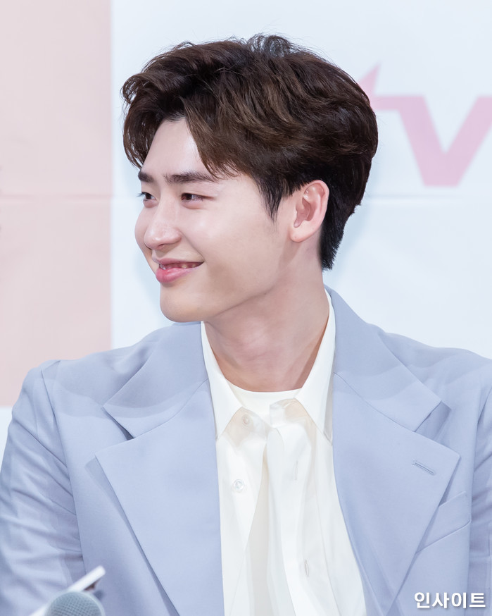 배우 이종석이 21일 오후 서울 강남구 논현동 임피리얼팰리스 호텔서 열린 tvN 주말드라마 '로맨스는 별책부록' 제작발표회에 참석해 포즈를 취하고 있다. / 사진=고대현 기자 daehyun@