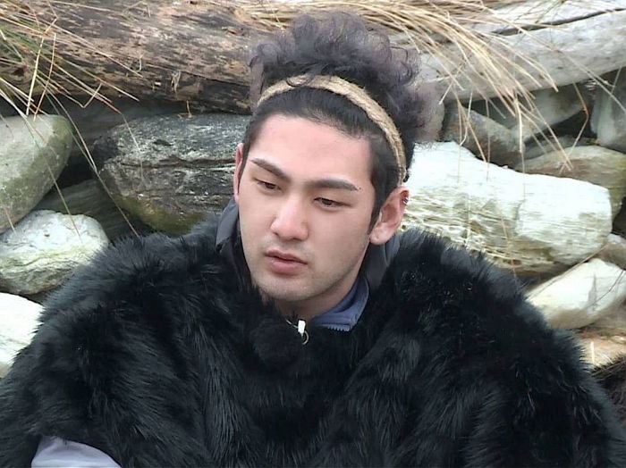 정글 가서 검은색 퍼 두르고 ‘원주민’ 포스 풍기는 남자 아이돌