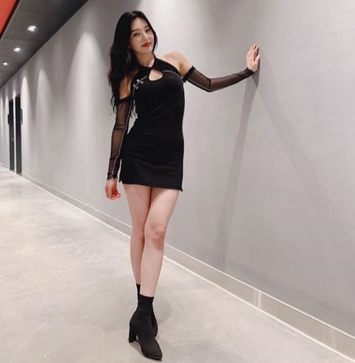‘직각어깨+S라인 몸매’ 드러나는 블랙 드레스 입고 ‘섹시미’ 뽐내는 24살 조이