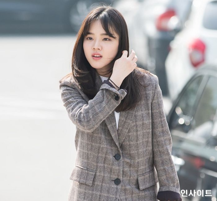 ‘故 장자연’ 재수사 촉구하는 윤지오 게시물에 ‘좋아요’ 누르며 응원한 김향기