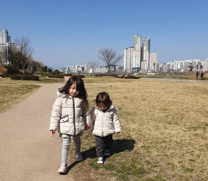 아장아장 걷는 동생 건후 손 꼭 잡고 산책하는 나은이