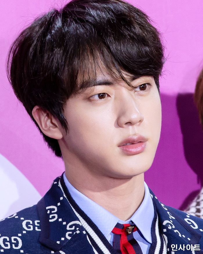 방탄소년단 진이 1일 오후 서울 구로 고척 스카이돔에서 열린 '2018 멜론 뮤직 어워드'에 참석해 레드카펫을 밟고 있다. / 사진=고대현 기자 daehyun@