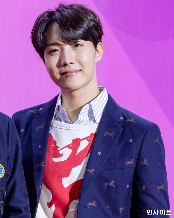 방탄소년단 제이홉이 1일 오후 서울 구로 고척 스카이돔에서 열린 '2018 멜론 뮤직 어워드'에 참석해 레드카펫을 밟고 있다. / 사진=고대현 기자 daehyun@